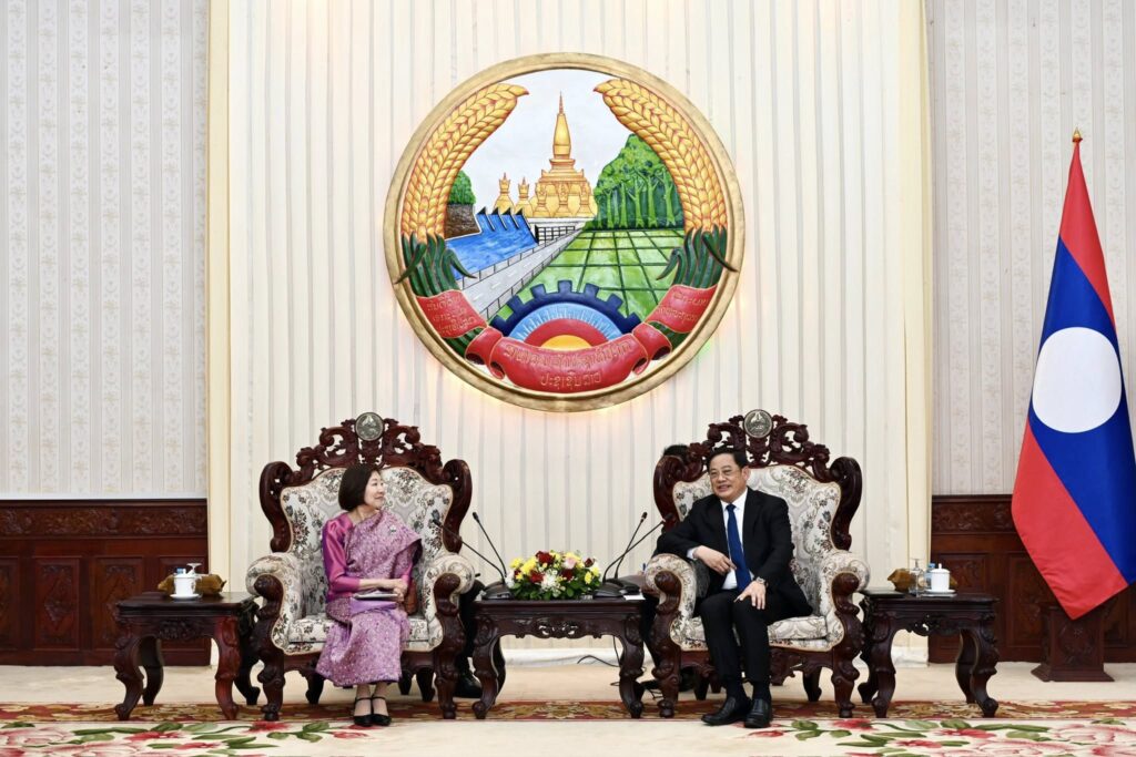 ນາຍົກລັດຖະມົນຕີ ແຫ່ງ ສປປ ລາວ ໄດ້ໃຫ້ກຽດຕ້ອນຮັບການເຂົ້າຢ້ຽມຂໍ່ານັບ ຂອງ ທ່ານ ນາງ ມິຢາຊາກິ ກັດຊຸຣະ (Ms. MIYAZAKI Katsura), ຮອງປະທານອາວຸໂສ ຂອງອົງການຮ່ວມມືສາກົນຍີ່ປຸ່ນ